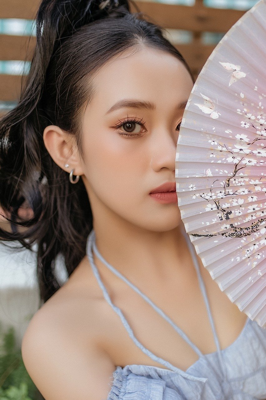 魅力的なデザインで華やかな目元を手軽に叶える